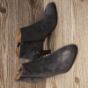 Club Nico blue/gray camouflage print suede woman heel boots size 6